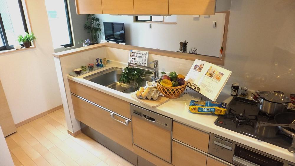 Same specifications photo (kitchen).  [kitchen] In the drawer of all slide type, Waste is not possible to store all the way into the back. In also features fine motion function, It closes slowly quiet. Dishwasher ・ Water purification integrated faucet ・ Sensor stove also standard equipment.
