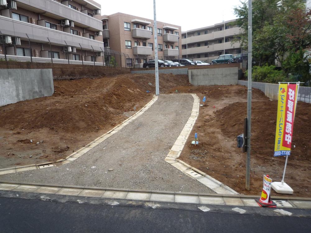 Local photos, including front road. Local (10 May 2013) shooting local has completed construction work, We will soon start of construction.