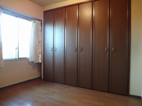 Non-living room. bedroom