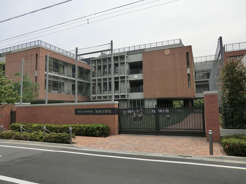 Primary school. 355m to private Shukutokushogakko