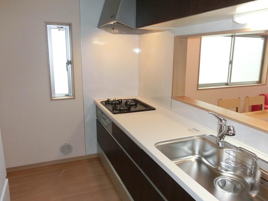 Spacious kitchen. Working with two people is smooth.  Indoor (12 May 2013) Shooting