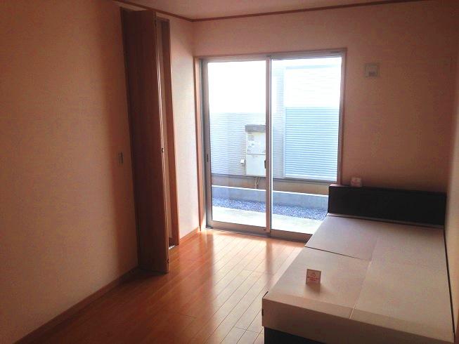 Non-living room. Each room storage space firmly secured.  Indoor (12 May 2013) Shooting