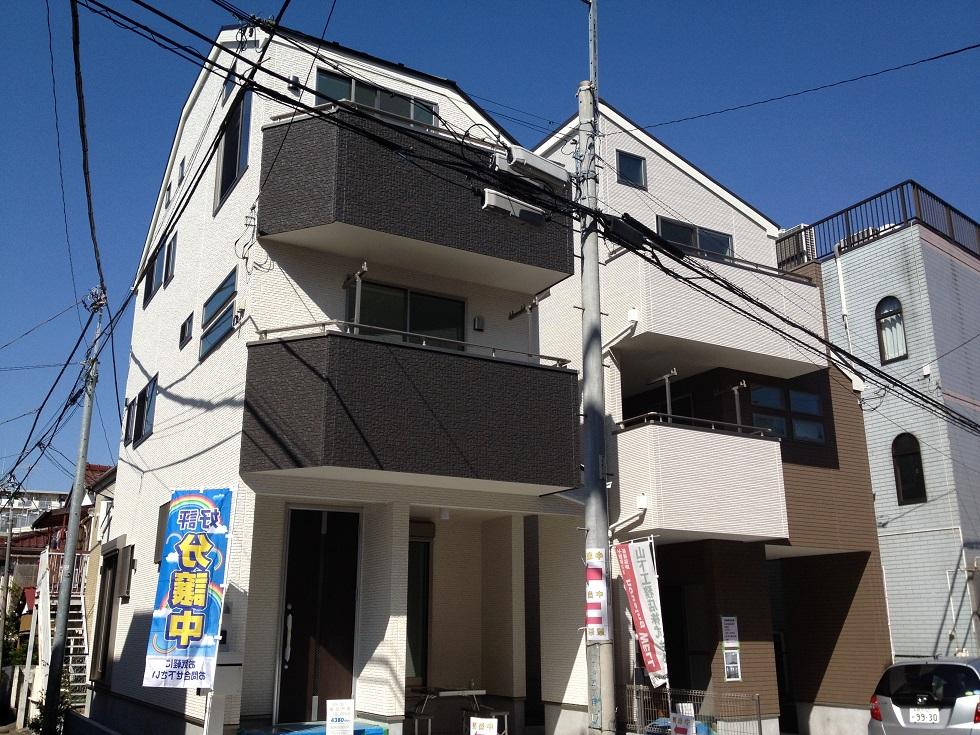 Local photos, including front road. Selling local