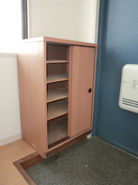 Other room space. There are shoe box! !