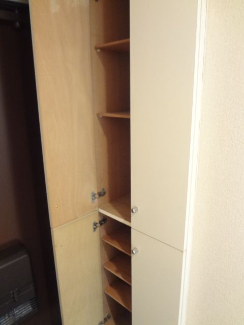 Entrance. Katazuki you clean in there foyer storage