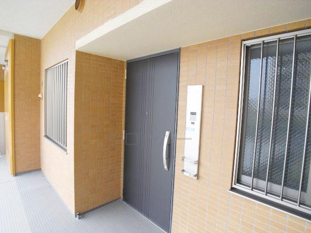 Other common areas. Sharing unit Entrance