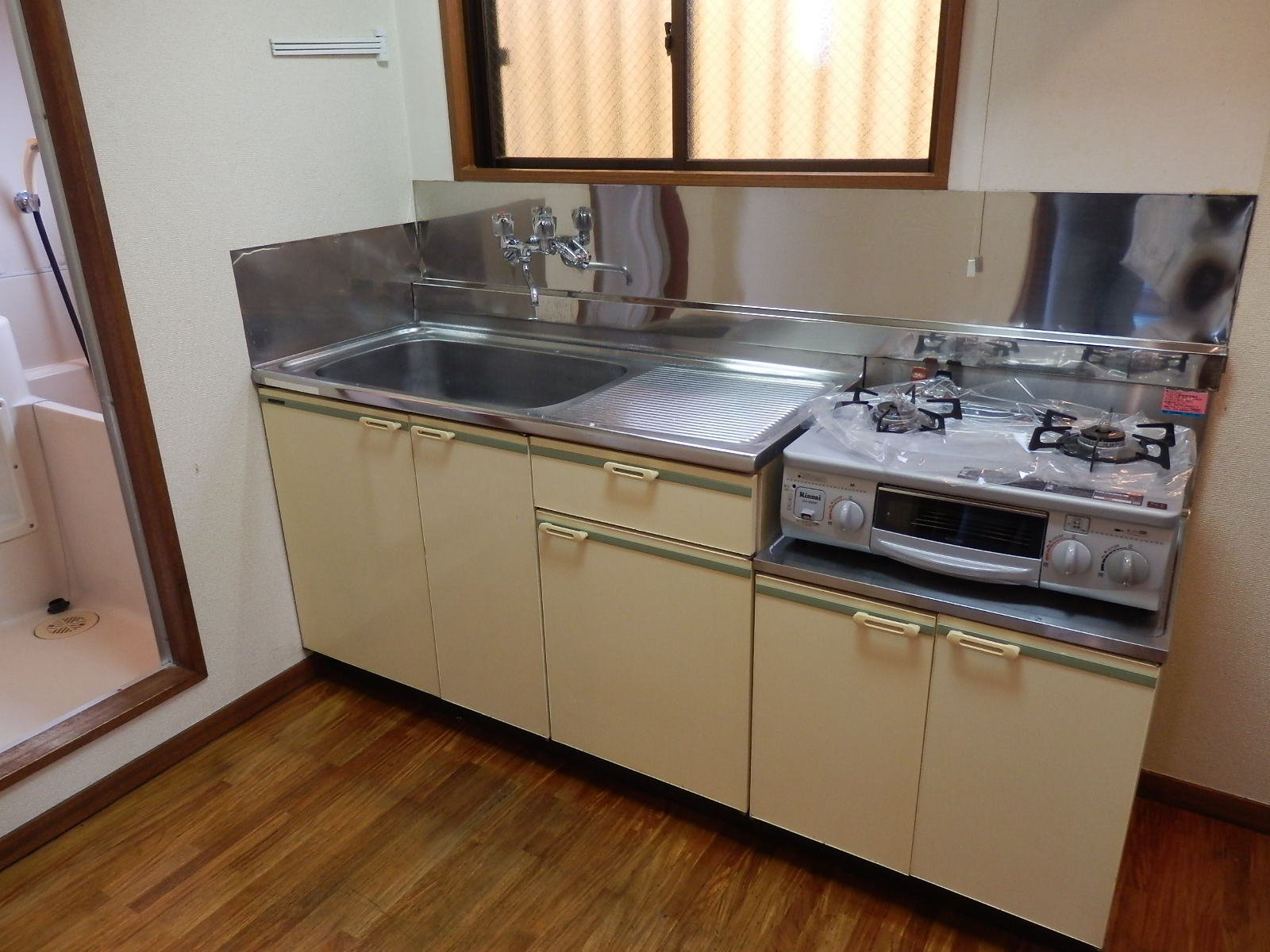 Kitchen. With gas stove!
