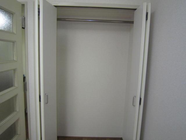 Receipt. Housed, It is a closet type.