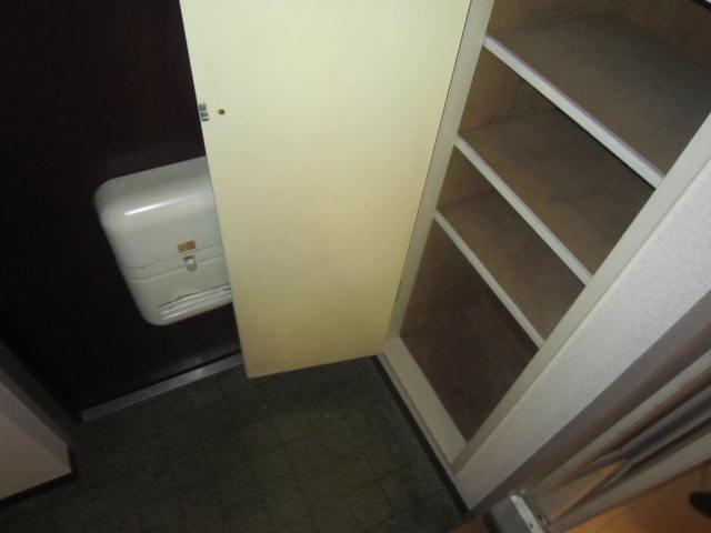 Entrance. Shoe box there