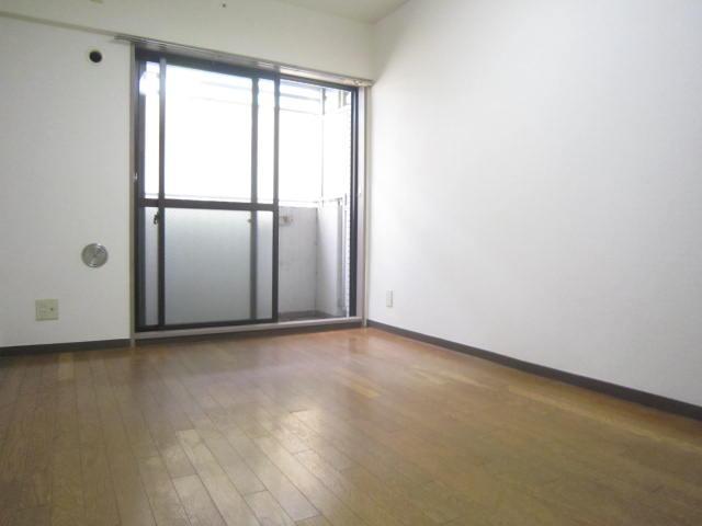 Living and room. Western-style 5.4 Pledge, This flooring type.