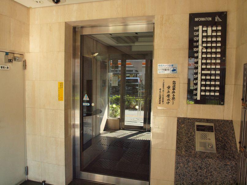 Entrance. Auto-lock in the enhancement of security.