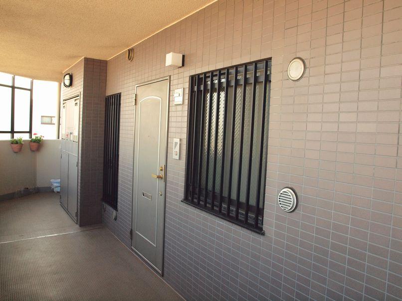 Entrance. Entrance door of double-locking. Peace of mind of security.