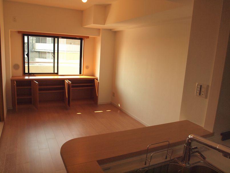 Living. All new bright living flooring nor wallpaper.