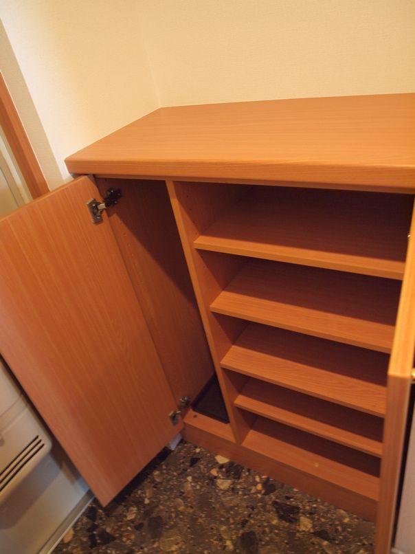 Receipt. Shoe box, which boasts a storage capacity of enhancement.