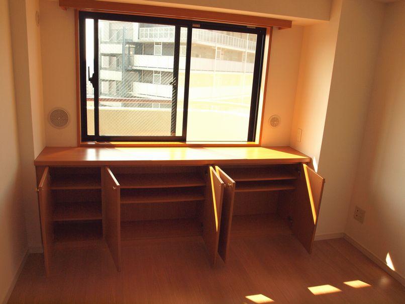 Receipt. Large capacity storage under the bay window. It is sufficient if only this.