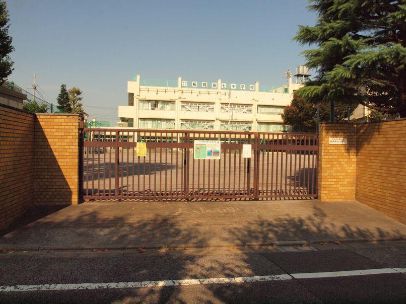 Primary school. Within a 5-minute walk of the time up to elementary school.