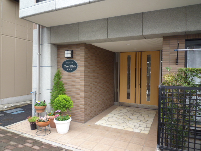 Entrance. Open entrance