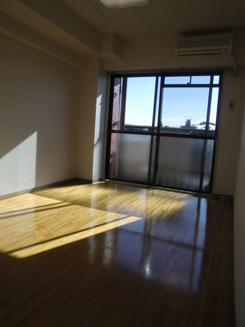 Living and room. This is very good per yang.