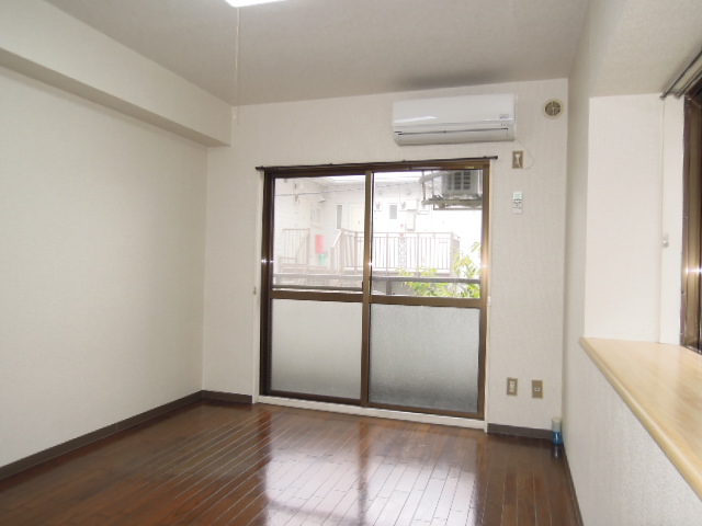 Living and room. Two-sided lighting ・ With bay window Western-style 6 Pledge ・ Air-conditioned