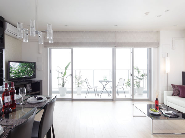 Living.  [Relaxed some ceiling height and sash height] By the balcony side and out frame design, Is no feeling of pressure and refreshing space has been realized. Private time to spend in such a sophisticated space, Wrapped in sense of openness and peace.  ※ N-A, S-G, S-Gt rather than type Xu a