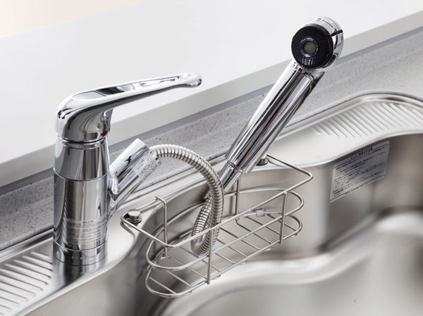 Kitchen.  [Single lever shower faucet] The amount of water in the lever operation one, Installing the temperature adjustable single-lever faucet. Since the pull out the shower head, It is also useful, such as sink cleaning. Also, It has a built-in water purification cartridge.  ※ Cartridge replacement costs will be separately paid.