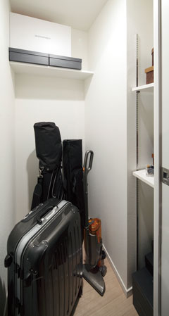 Receipt.  [Storeroom] Sports such as golf bag ・ From outdoor goods, Until the season of life supplies, Also it can be stored large volume.  ※ N-D, N-Dg, S-A, S-At, S-B, S-Bt, S-F, S-Ft, Except SF-r type ※ We are at the top of some dwelling units have established a distribution board, etc..