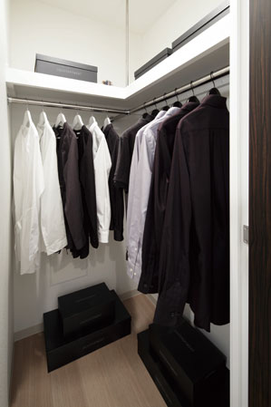 Receipt.  [Walk-in closet] Walk-in closet that can confirm the stored items at a glance is, Large-scale storage with the size of the room. In addition to the storage of a number of clothing, Drawer to feet and chest, You can put even shoe box.