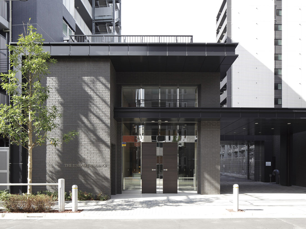 Features of the building.  [South Entrance] Entrance to be a symbolic face. Space that becomes the entrance of the Yingbin mansion, Dark brown tiles a profound feeling, And it emits a flavor of the city design a large glass has been refined. (October 2012 shooting)