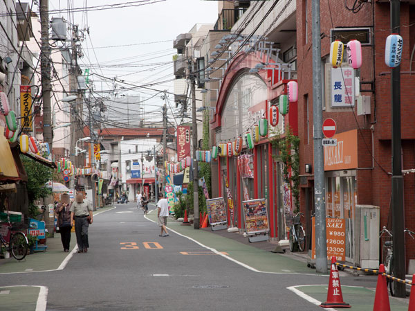 Surrounding environment. Sakamachi shopping street (South Building: approximately 170m / 3-minute walk North Building: approximately 220m / A 3-minute walk)