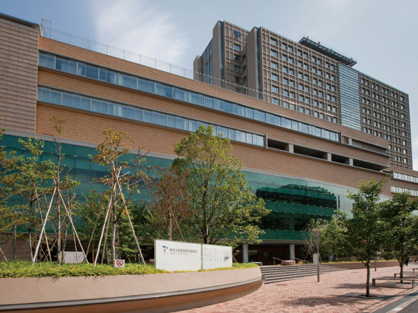 Surrounding environment. Teikyo University Hospital (South Building: about 1110m / 14 mins North Building: about 1170m / A 15-minute walk)