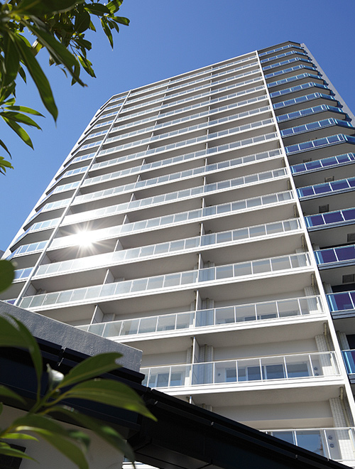 Buildings and facilities. Sumitomo Corporation ・ "THE ITABASHI Residence" by Sumitomo Realty & Development is, The ground 15 stories ・ Of 102 House with "South Building", The ground 19 stories ・ Large-scale projects of a total of 195 House consisting of a "North Building" of 93 House. As a "landmark" in the city, It emits a pride that the twin Residence towering into the sky. Currently, Building is completed, The real thing can be confirmed. Various procedures end as soon as possible immediately of tenants (North Building appearance ※ October 2012 shooting)