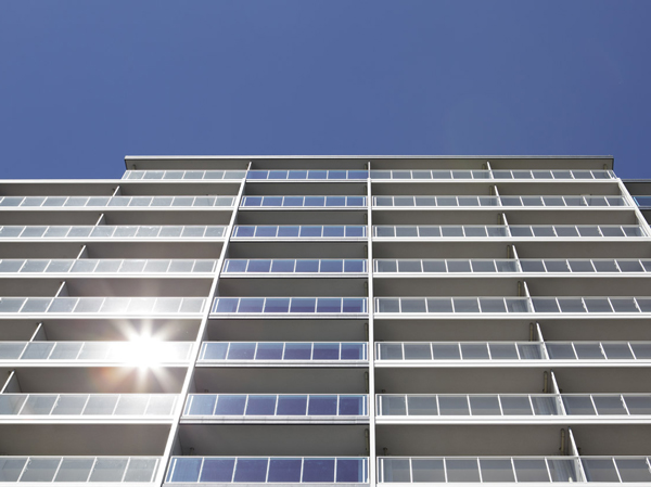 Buildings and facilities. Concept of appearance facade 'resonance of the sky'. And a glass of navy blue by applying a vertical line decoration on the balcony surface, Clearly separated stylish glass a sense of transparency, Emphasize the leads to the blue sky line. Same property, which is a twin residence of the "blue" is, A wide sense of "South Building", Of the 19-story high-rise "North Building" is, Creating a look of new and sharp city mansion. (South Building appearance ※ October 2012 shooting)