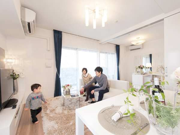 Room and equipment. When Akehanatsu a movable door between the living room and Western, The spacious space. Kitchens, Standard equipment help the housework "garbage disposer," "slide storage," "shower faucet (with water purification function)", "glass top stove," etc.. Enhancement is also a walk-in closet or storage to keep clean the room. Check the actual room in the building in the model room! (N-E type model room ※ December shooting) Furniture 2012 ・ Furniture etc. optional specifications are not included in the price.