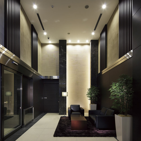 Buildings and facilities. The spread to the back of the hotel-like entrance, 2-layer blow-South Building Entrance Hall of the ceiling height of about 5m (10 May 2012 shooting). Such as the decoration of natural stone tiles and wood enhances the calm atmosphere, Lighting nestled beautifully will produce a luxury space.