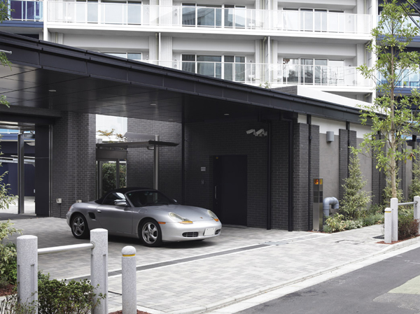 Buildings and facilities. Planting is arranged, Develop a "forest corridor (self-management sidewalk)" of width about 2m, which at night is lit up. Also safe security surface employs a shutter gate to the entrance of the parking lot. (October 2012 shooting)