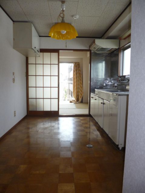 Living and room. You can use comfortably!