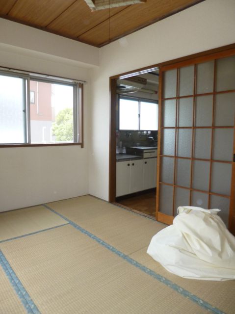 Living and room. Here in the window also is on the two sides!