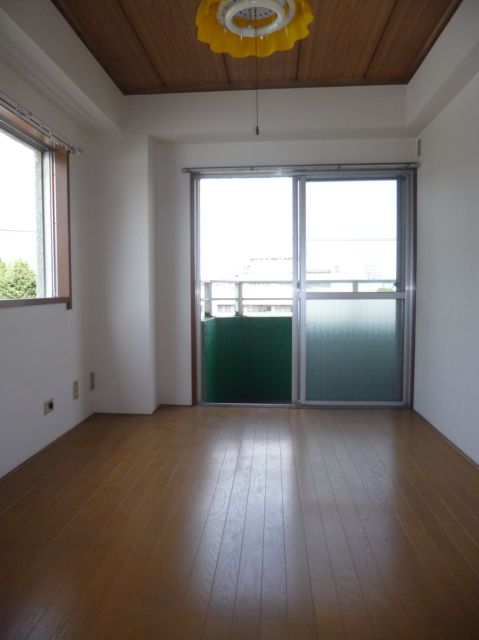 Living and room. Good breathable if there is a window on two sides!