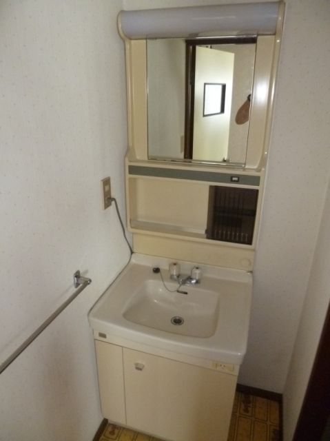 Washroom. Happy independence washbasin ☆