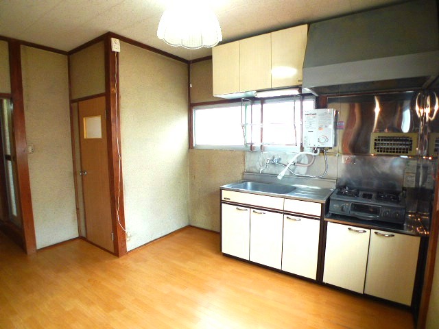 Kitchen. 5.2 Pledge of dining kitchen is a two-sided lighting