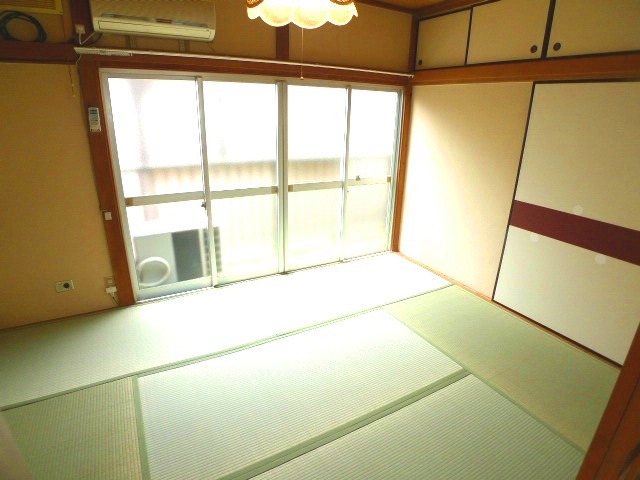 Living and room. It is a Japanese-style room of the south-facing balcony. 