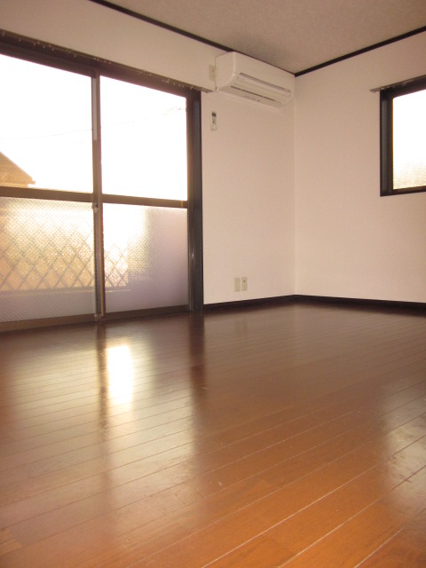 Living and room. Two-sided lighting ・ Day good