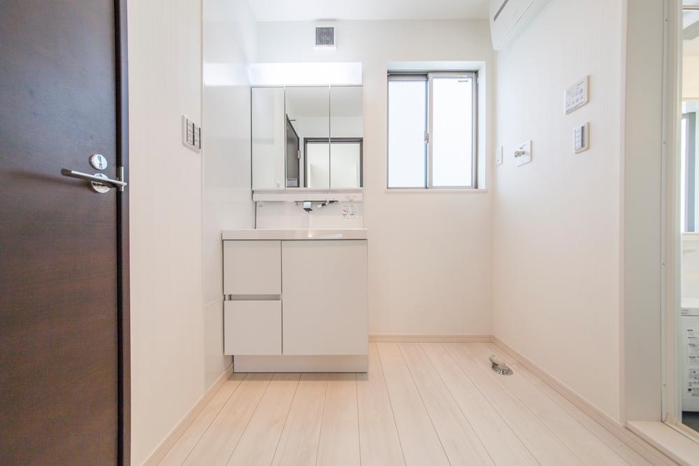 Wash basin, toilet. Local (September 2013) Shooting