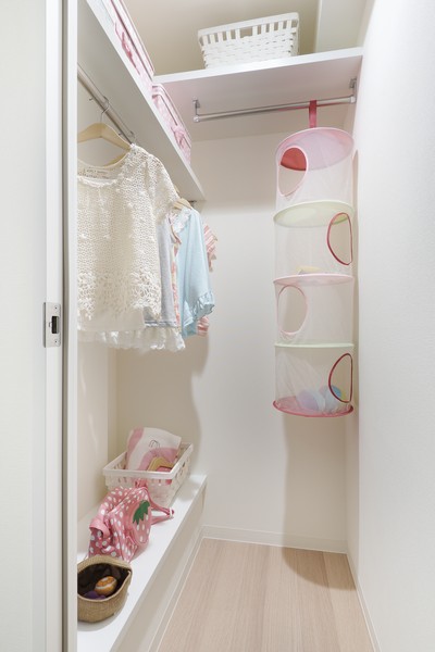 With depth "walk-in closet" (Western-style 2).