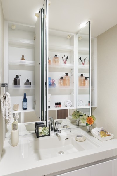 Directions to the model room (a word from the person in charge)