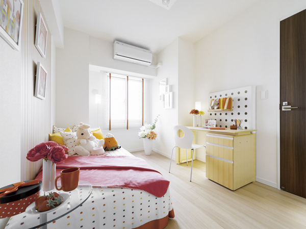 Interior.  [bedroom] Western-style (1) ・ (2) adopt a walk-in closet of a large capacity in each. In addition to the storage of a number of clothing, Drawer to feet and chest, You can put even shoe box.