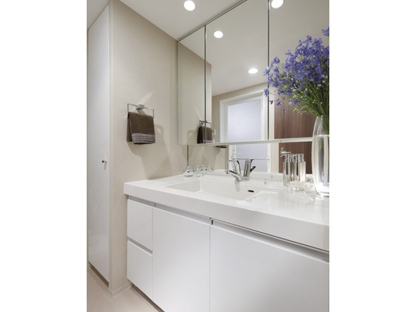Bathing-wash room.  [Powder Room] Established a "with a three-sided mirror vanity" in which a storage space to Kagamiura. You can organize clutter, such as skin care and hair care products. Counter and bowl in the integrally molded with no easy seam of care, Beautiful luster artificial marble. Head is pulled out, Has also adopted a convenient "single-lever faucet," such as when the wash basin bowl.