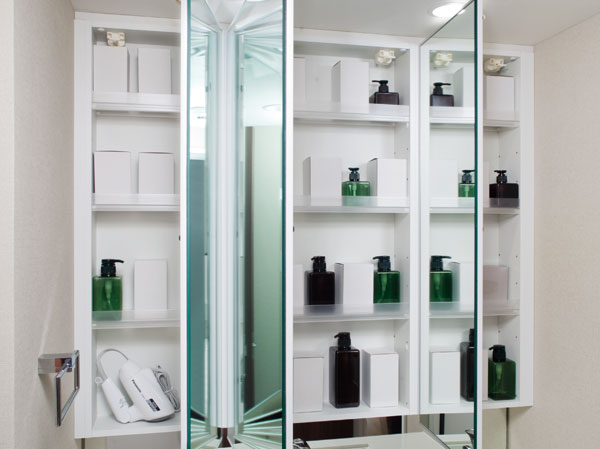 Bathing-wash room.  [Three-sided mirror with vanity] It has adopted a three-sided mirror with vanity, which also includes a three-sided mirror under mirror tailored to the child's point of view. Ensure the storage rack on the back side of the three-sided mirror. You can organize clutter, such as skin care and hair care products. Also storage rack is clean and maintain because it is clean and remove.