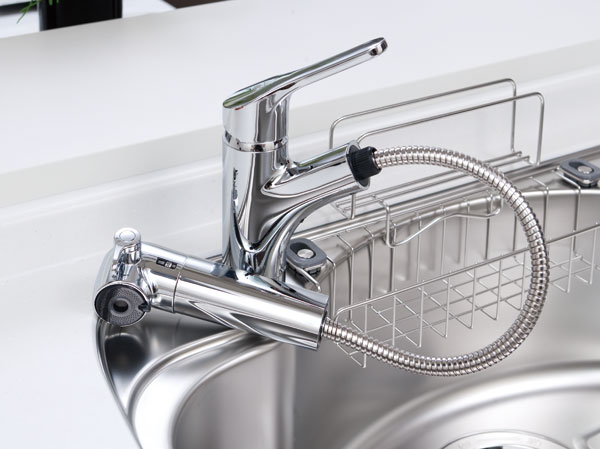 Kitchen.  [Single lever shower faucet] The amount of water in the lever operation one, Installing the temperature adjustable single-lever faucet. Since the pull out the shower head, It is also useful, such as sink cleaning. Also, It has a built-in water purification cartridge.  ※ Cartridge replacement costs will be separately paid.