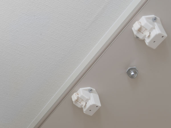 Kitchen.  [Door opening prevention mechanism] The door of the kitchen of the hanging cupboard and vanity of the triple mirror housing, To lock the door to sense the shaking of an earthquake, Installing a latch. To protect the live towards safety. Further hanging cupboard kitchen, Secure the shelf board with nails for shelf dropout prevention so as not to come off the shelves.